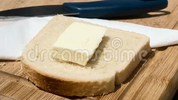 黄油在面包片上融化视频的预览图