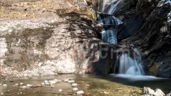 瀑布覆盖岩石Mounatins时间推移4k视频的预览图