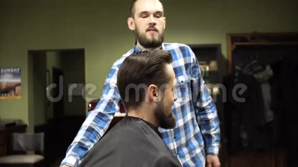一个男客户在理发店梳胡子视频的预览图