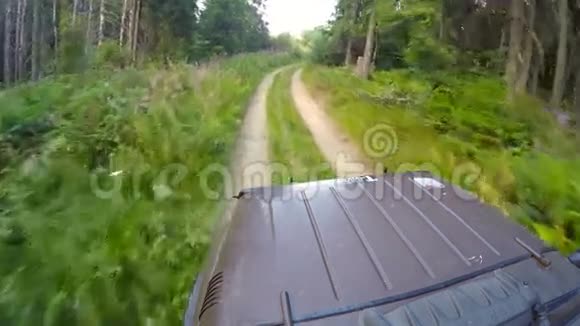 极端驾驶穿越山区的坏路越野驾驶上一条岩石鹅卵石路视频的预览图
