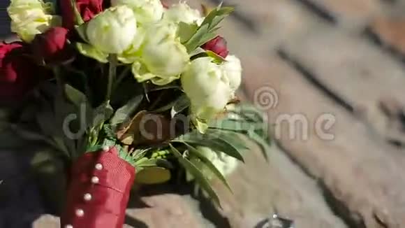 漂亮的新娘花束和结婚戒指视频的预览图