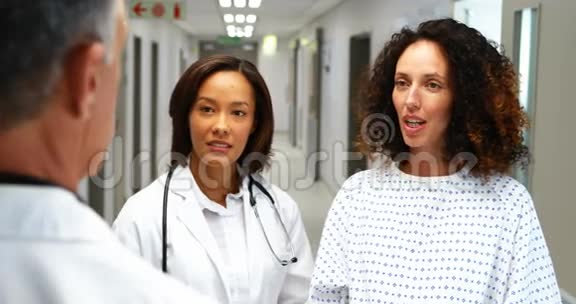 孕妇在走廊与医生互动视频的预览图