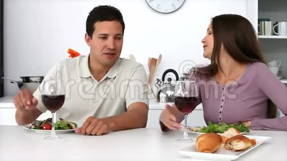 情侣吃浪漫的晚餐视频的预览图