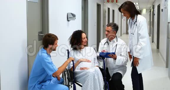 医生在走廊里和孕妇互动视频的预览图