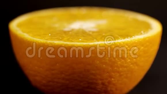 橙色橙色在一个区域靠近黑色背景上明亮的柑橘橙色快关门新鲜的黑色柑橘视频的预览图