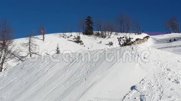 滑雪板滑雪板滑雪板在跳跃山视频的预览图