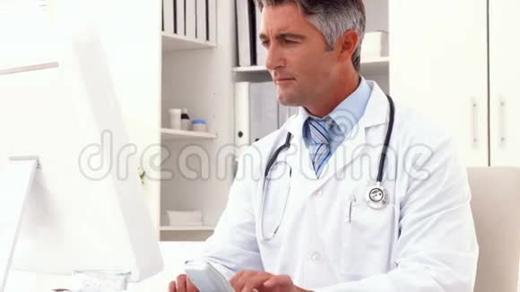 医生在他的桌子上检查X光视频的预览图