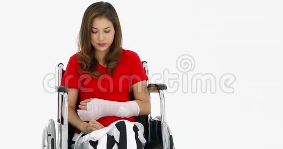 轮椅上手臂骨折的女性病人视频的预览图