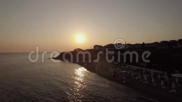 日落时度假和海上的空中场景希腊特里科佛海滩视频的预览图