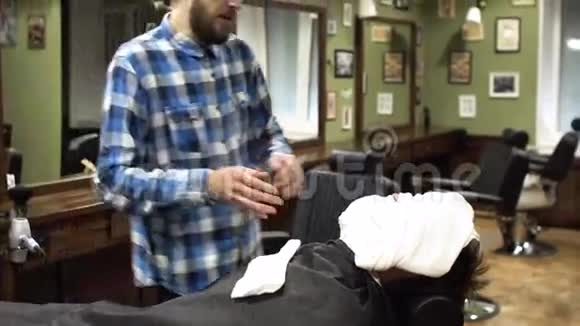 在理发店里准备用剃刀刮胡子的人4K视频的预览图