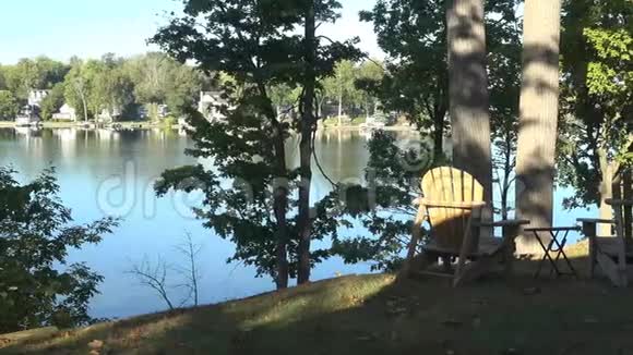 湖上的小屋反映了温暖的夏天的水视频的预览图