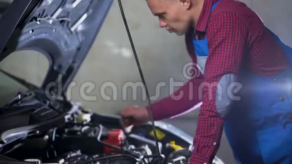 汽车服务维修保养和人员概念在车间工作的汽车技工视频的预览图