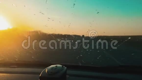 人类骑在一个自动美丽的阳光剪影日落慢动作视频男子驾驶汽车旅行概念视频的预览图