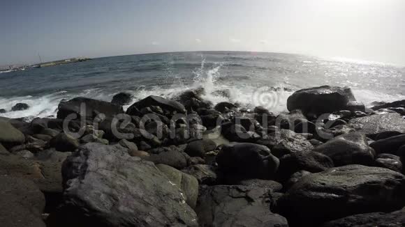 海边有黑色熔岩巨石的海滩4K视频的预览图
