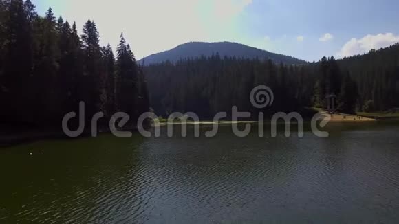 synevyr湖鸟瞰图喀尔巴阡山最大的湖视频的预览图
