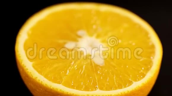 明亮的柑桔色橙色的部分特写明亮的橘子色背景是黑色闭合新鲜柑橘视频的预览图