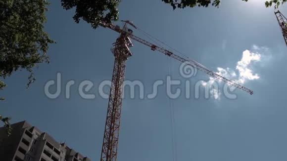 建筑业塔式起重机在蓝天上工作视频的预览图