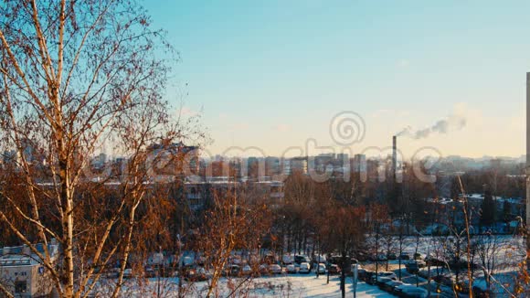 城市阳光明媚的冬天早晨烟囱里冒出的烟视频的预览图