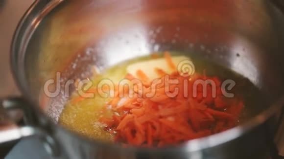 厨师在锅里加入切碎的胡萝卜视频的预览图