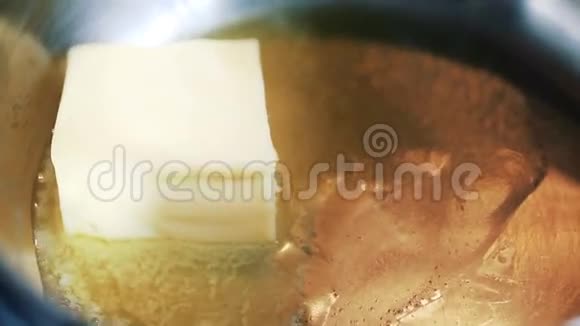 一块黄油在锅里融化视频的预览图