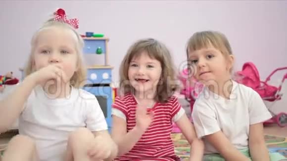 小女孩在幼儿园做一张滑稽的脸视频的预览图