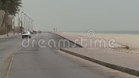 萨拉拉阿曼海岸小镇有沙滩车视频的预览图