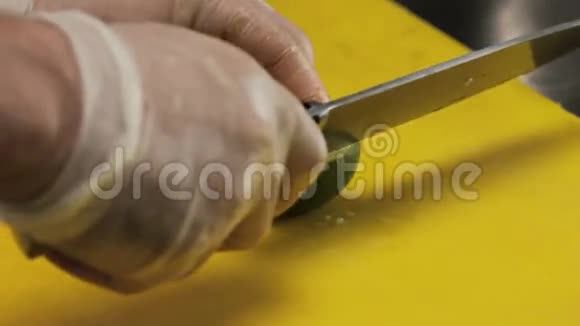 餐厅的厨师切柠檬关门视频的预览图