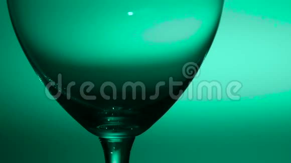 白葡萄酒倒入一杯绿色慢镜头特写视频的预览图