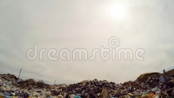 乌克兰垃圾场上空灰蒙蒙的太阳视频的预览图