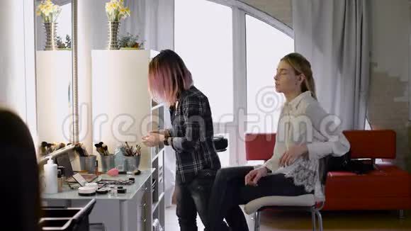 工作日图片里面美女坐椅子客户美女化妆师在一个视频的预览图