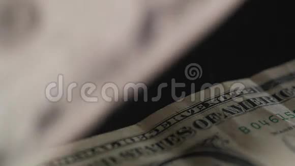 在黑色背景下封闭美元的形象视频的预览图