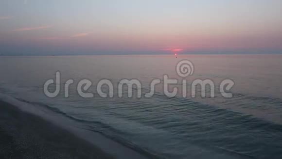 太阳升起在地平线和蓝鳍海面上视频的预览图