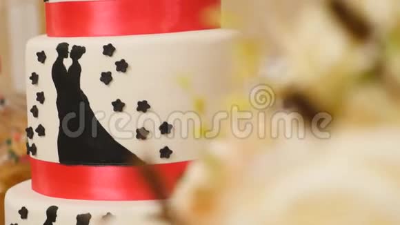 美丽的白色和红色丝带婚礼蛋糕视频的预览图