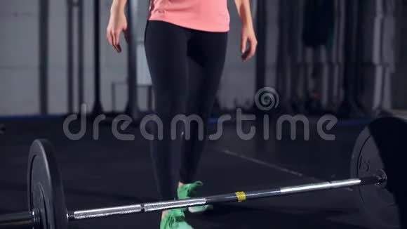 运动女性在健身房用杠铃运动视频的预览图