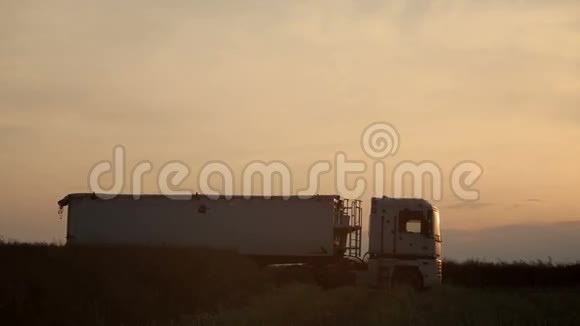 日落时分卡车准备收割庄稼视频的预览图