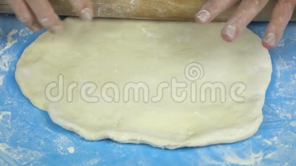 慢镜头面包师用擀面杖揉面团视频的预览图