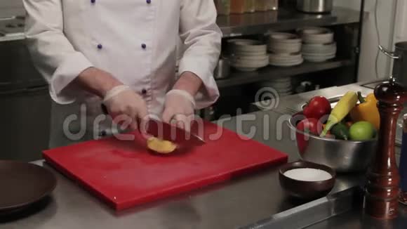 厨师切土豆中档视频的预览图