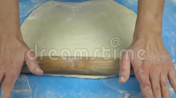 慢镜头面包师用擀面杖揉面团视频的预览图