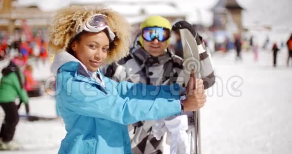 男人和拿着滑雪板的女人调情视频的预览图