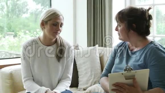 支持女性抑郁症患者的顾问视频的预览图