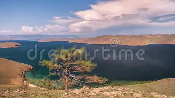 在贝加尔湖上空移动的云视频的预览图