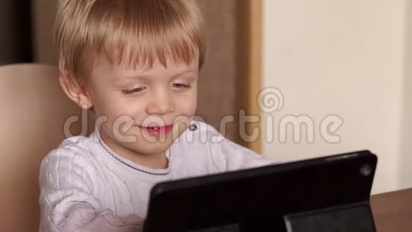 家里有平板电脑的孩子的肖像视频的预览图