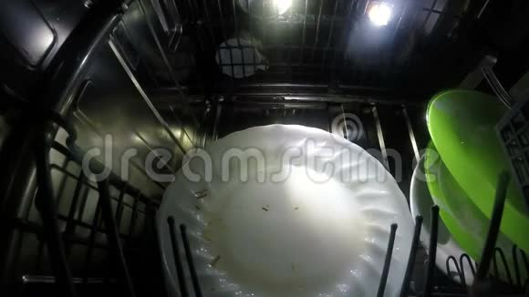 洗碗机把碗碟放进篮子里慢动作视频的预览图