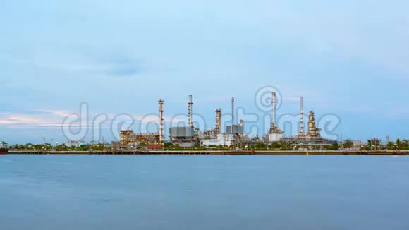 湄南河前的炼油厂或石油工业日夜夕阳船运和工厂视频的预览图