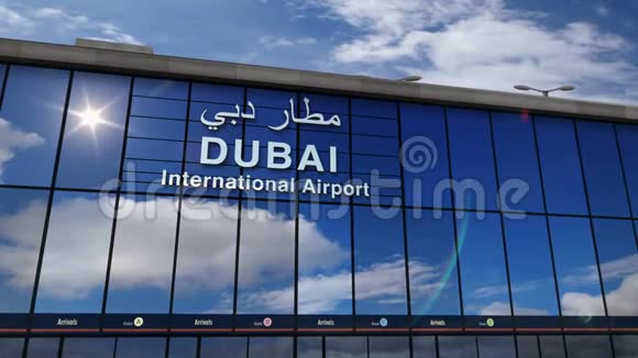 在迪拜降落的飞机在候机楼内视频的预览图