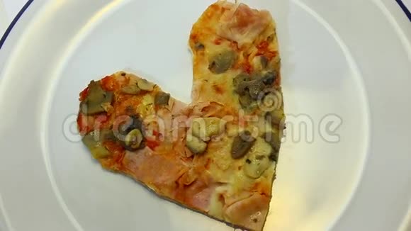 带蘑菇和火腿的心披萨视频的预览图