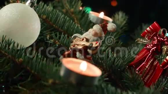 圣诞树上有玩具球和圣诞老人视频的预览图