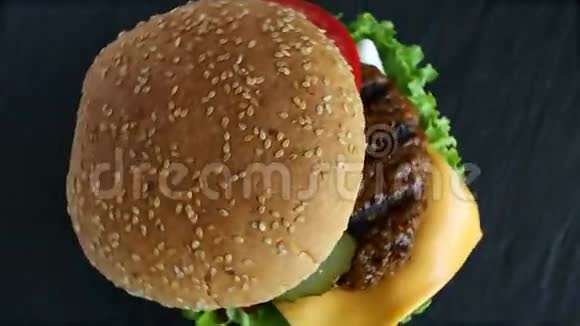 牛肉汉堡烤架腌黄瓜番茄奶酪视频的预览图