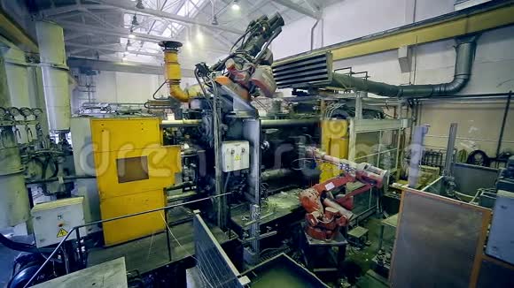 自动机器人在工厂装配部件的生产线部件中工作视频的预览图