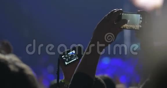 用手机拍摄最喜欢的歌手视频的预览图